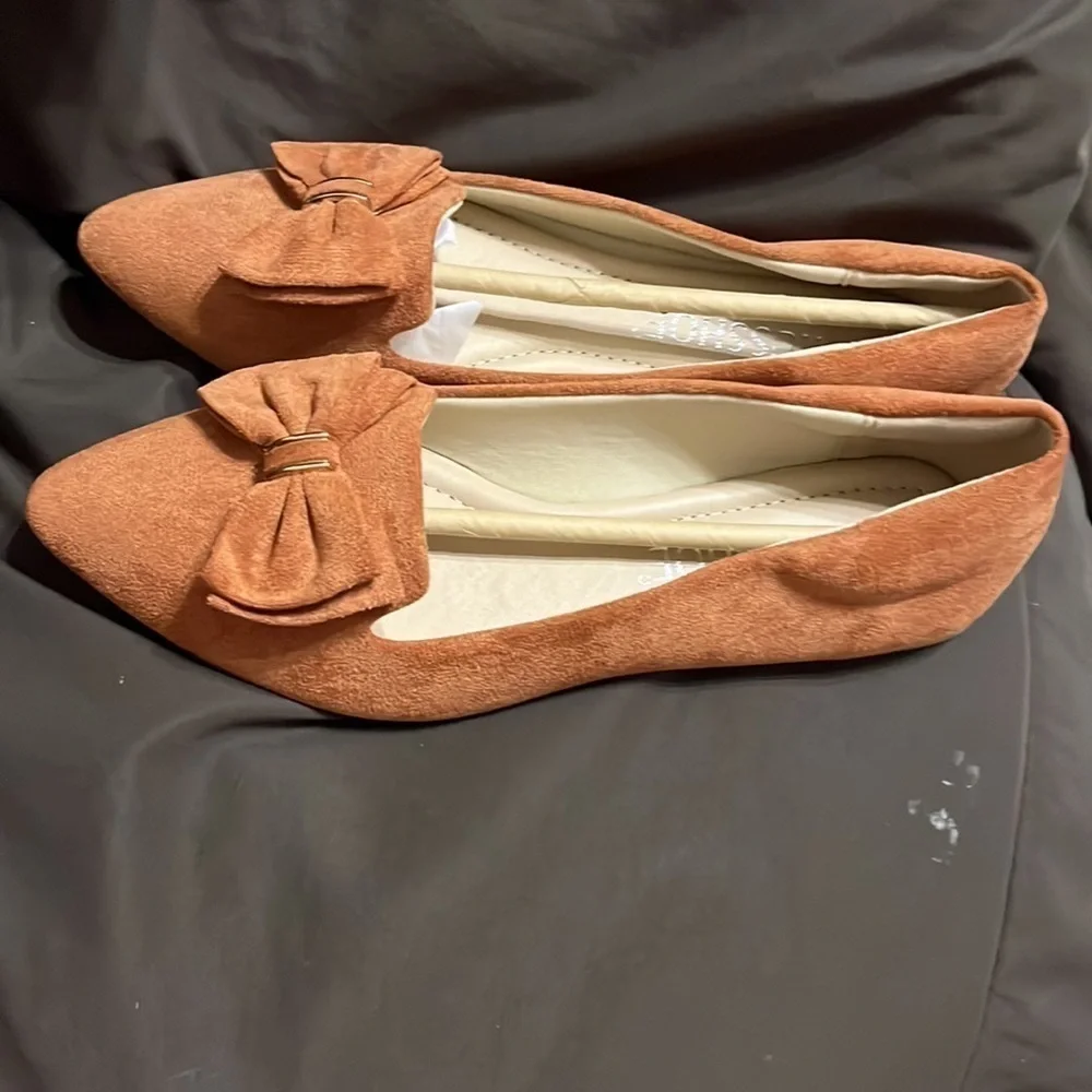 - NEW size 6  MUSSHOE Flat Shoes Women Comfortable Pointed Toe Slip on Flats